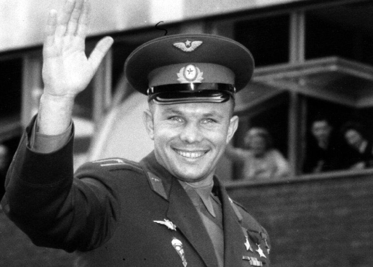 90 лет Гагарину 1