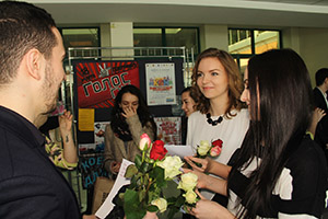 Cvety devushkam ot finalistov konkursa «Mister GUU» 7