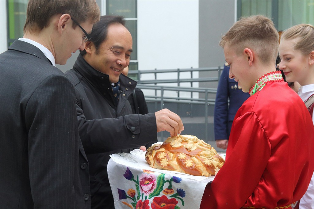 Prorektor GUU, direktor IOM i sovetnik kitajskogo posol'stva posetili novogireevskuyu gimnaziyu (6)