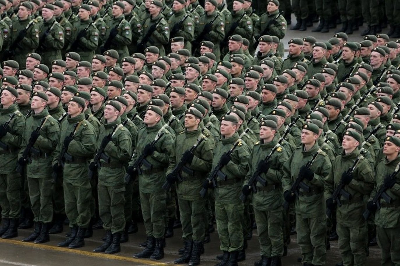 Ровный ряд. Солдат Российской армии. Российские войска. Строй солдат. Военный в строю.